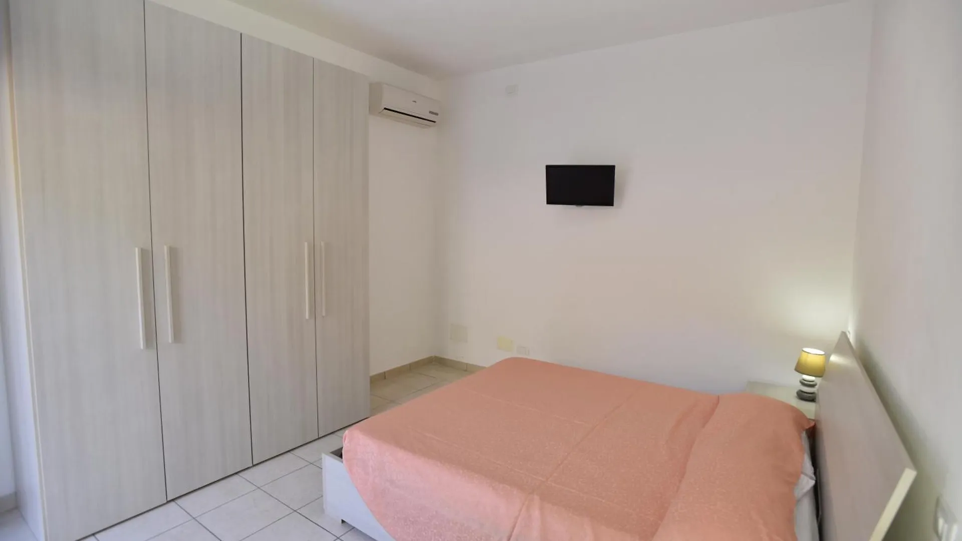 Complesso Mediterraneo - Posizione Panoramica Con Spazi Esterni, Clima E Posti Auto Literno Apartment