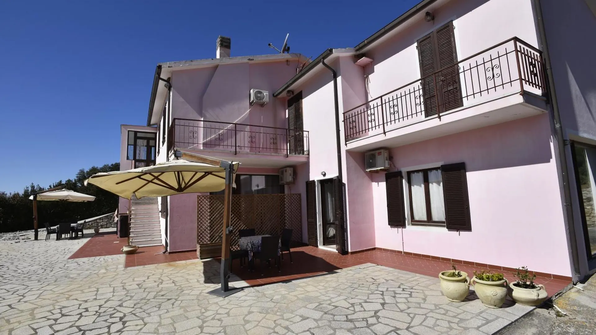 Complesso Mediterraneo - Posizione Panoramica Con Spazi Esterni, Clima E Posti Auto Literno Apartment